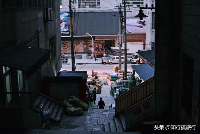 探索电影秘境，小巷深处的特色小店