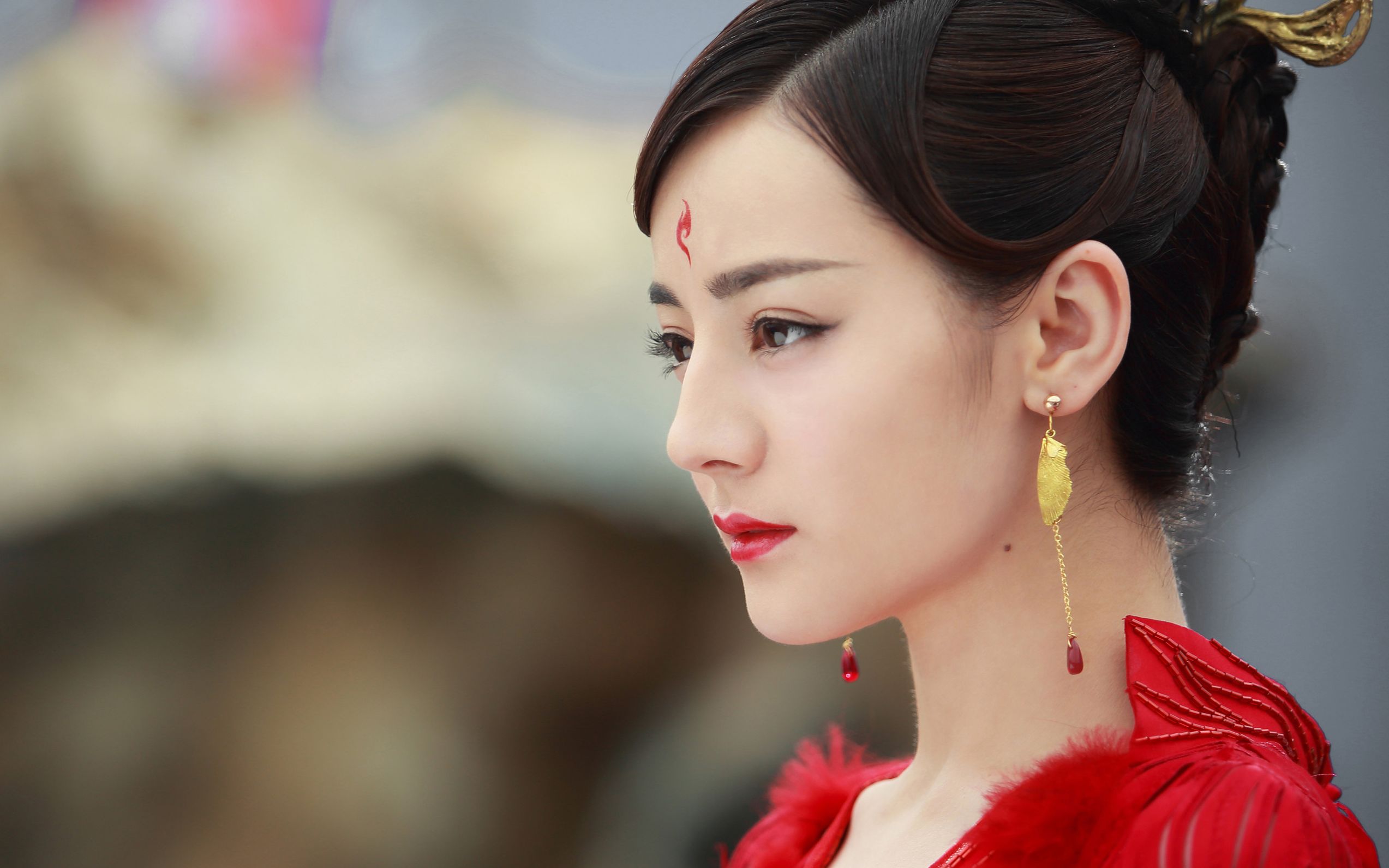 刀女演员与自然美景的浪漫邂逅