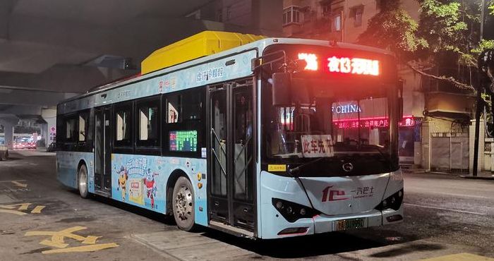 广州夜班车，城市脉搏与友情之旅的温馨之旅